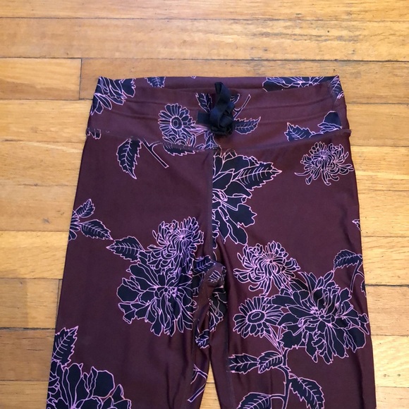 The UpSide Floral Crop/Capri Leggings in Maroon, size 6 - Picture 2 of 11